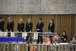 大会審判をする監督