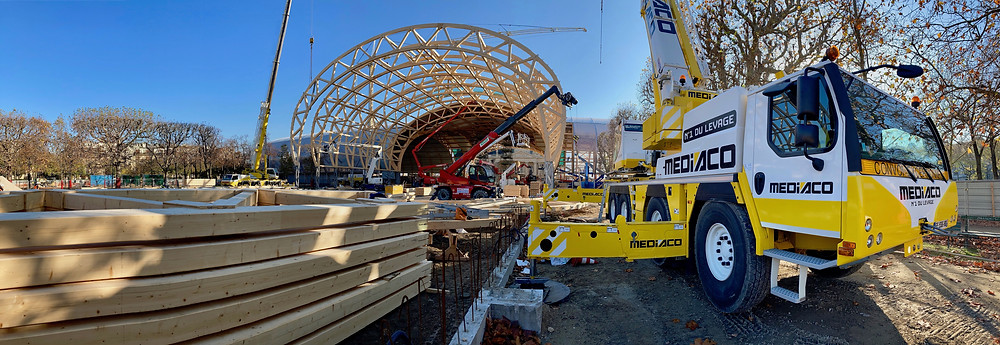 Grutage des arches bois par Médiaco sur le Chantier du Grand Palais Éphémère Paris