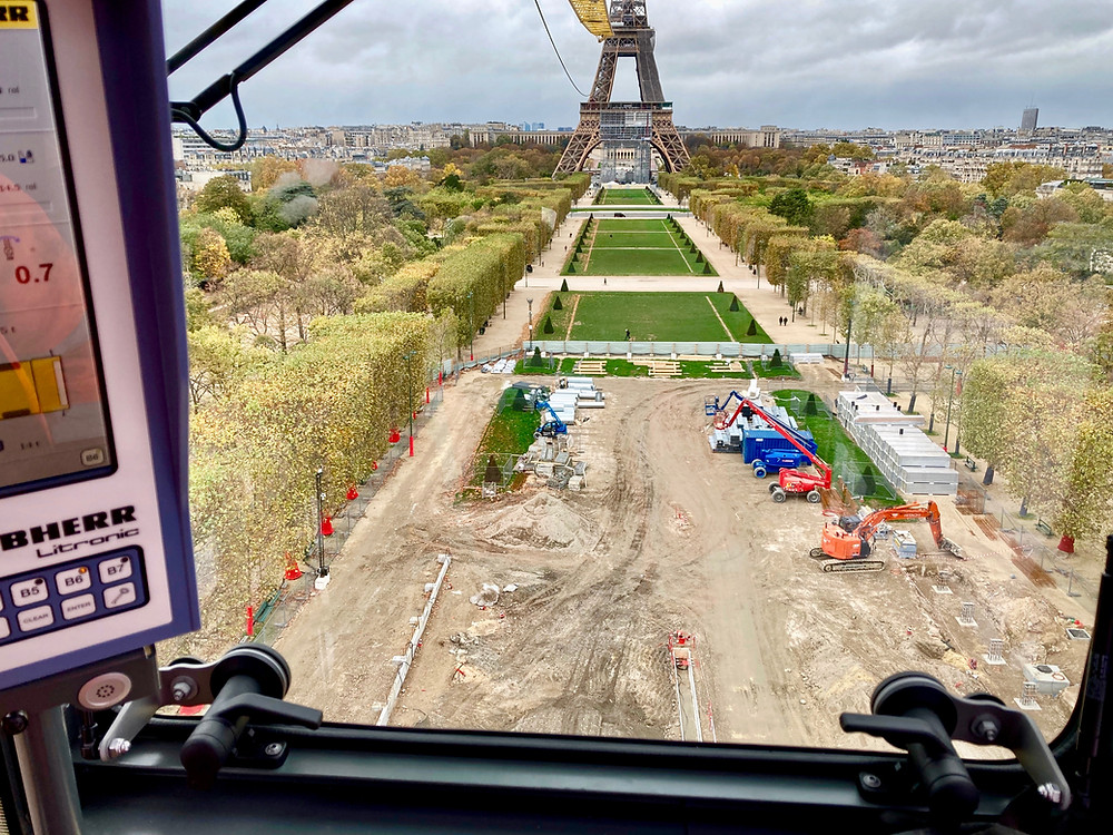 Vue sur le chantier du Grand Palais Éphémère à Paris à partir du poste de pilotage de la grue Médiaco installée sur place