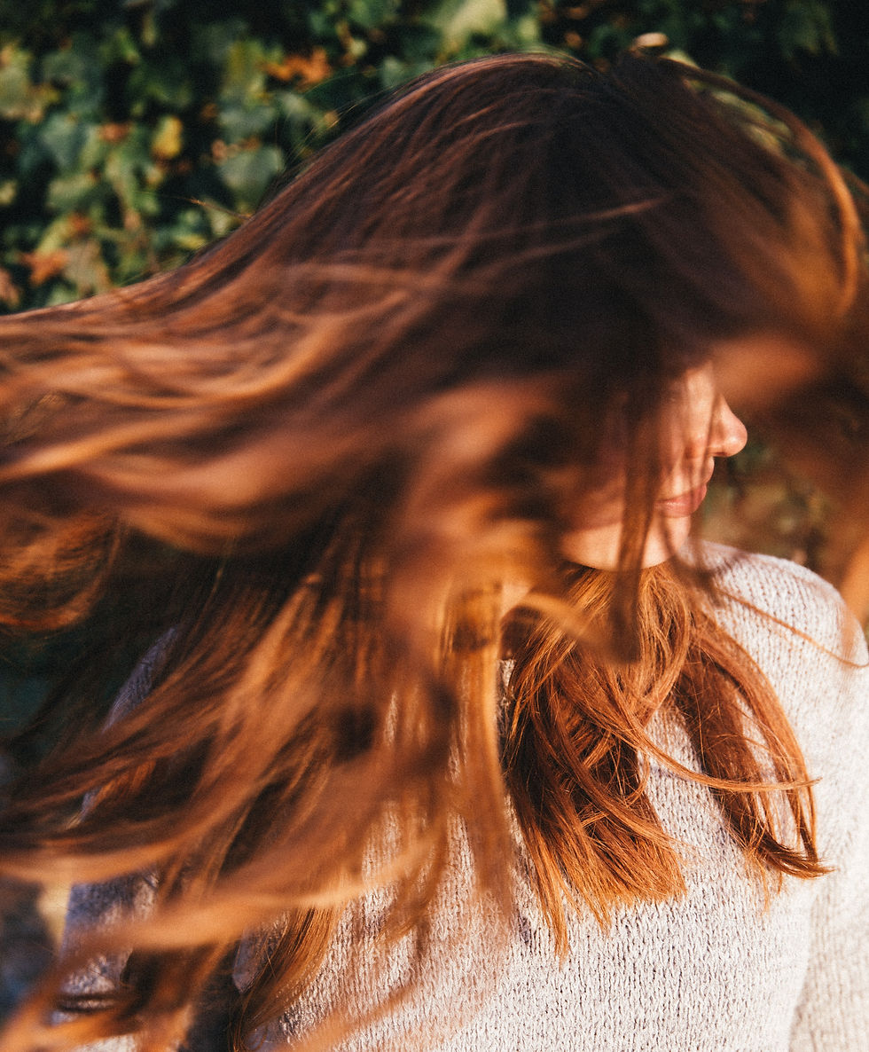 Femme ayant de long cheveux au vent