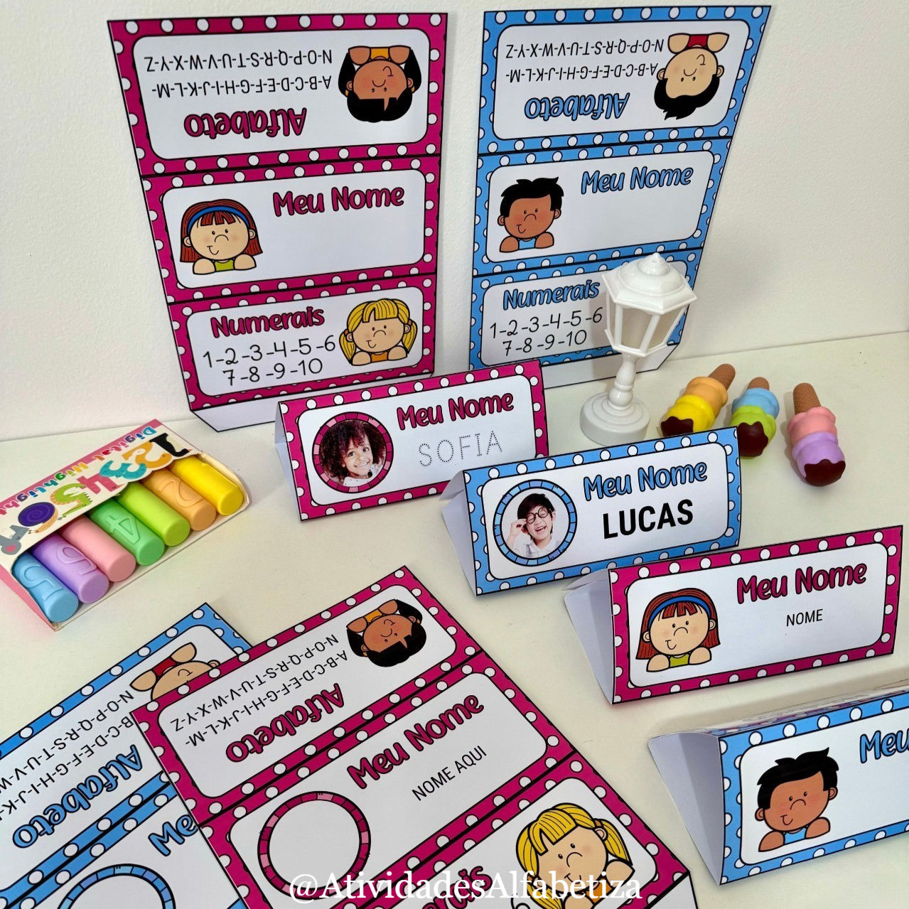 Crachá de mesa editável com alfabeto e numerais