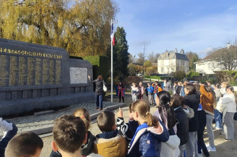 Les élèves de l'école aux commémorations du 11 novembre