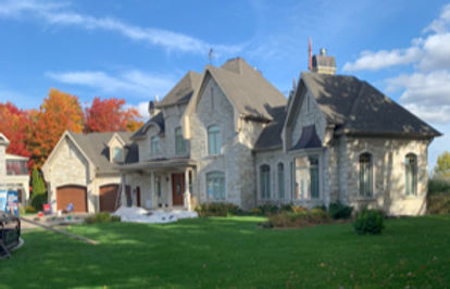 Toiture de bardeaux d'asphalte sur résidence haut de gamme