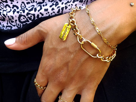 צמידי זהב: הסיפור של הטרנד שלא מפסיק לזהור