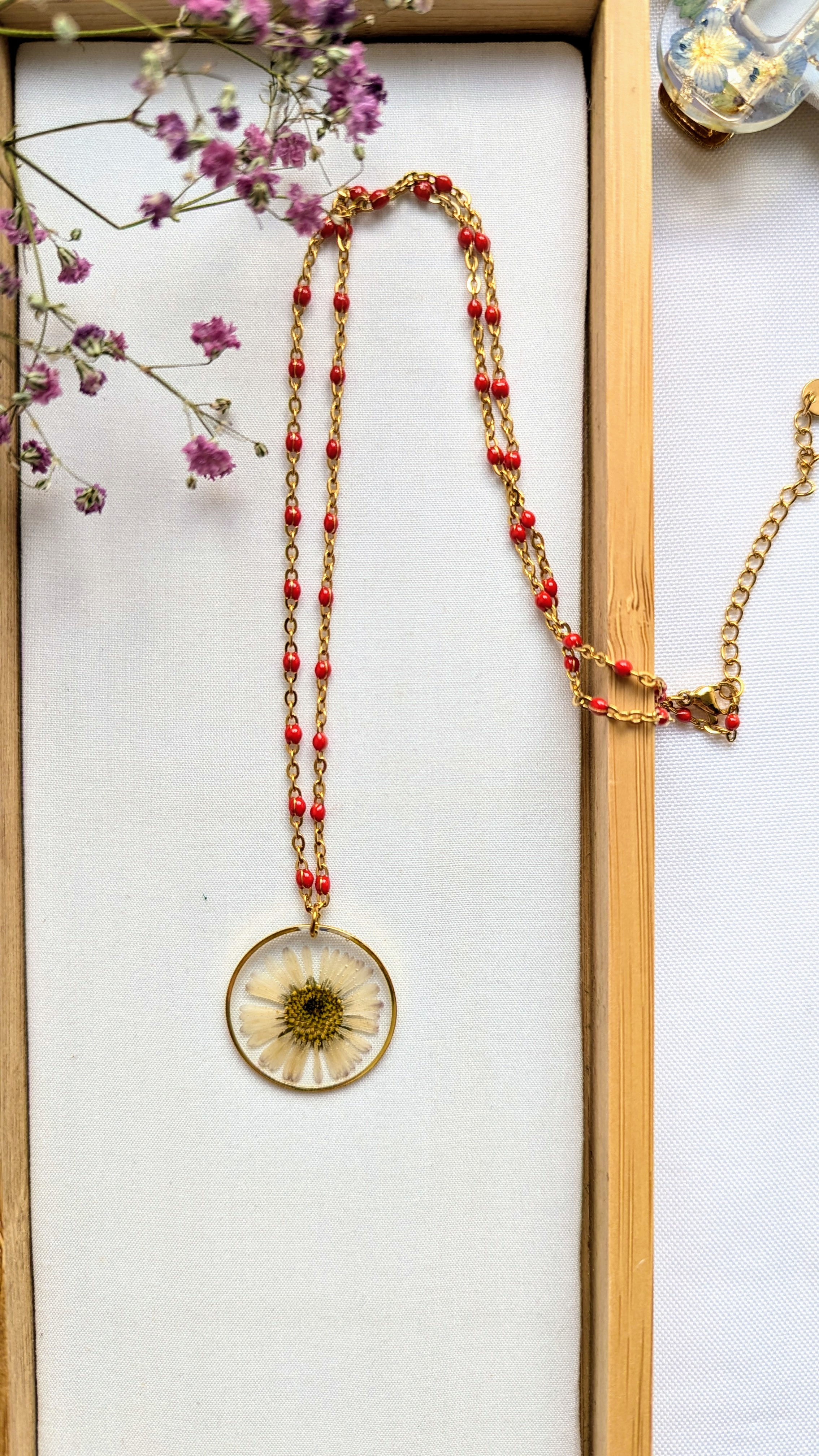 Le collier chainette Pâquerette rouge