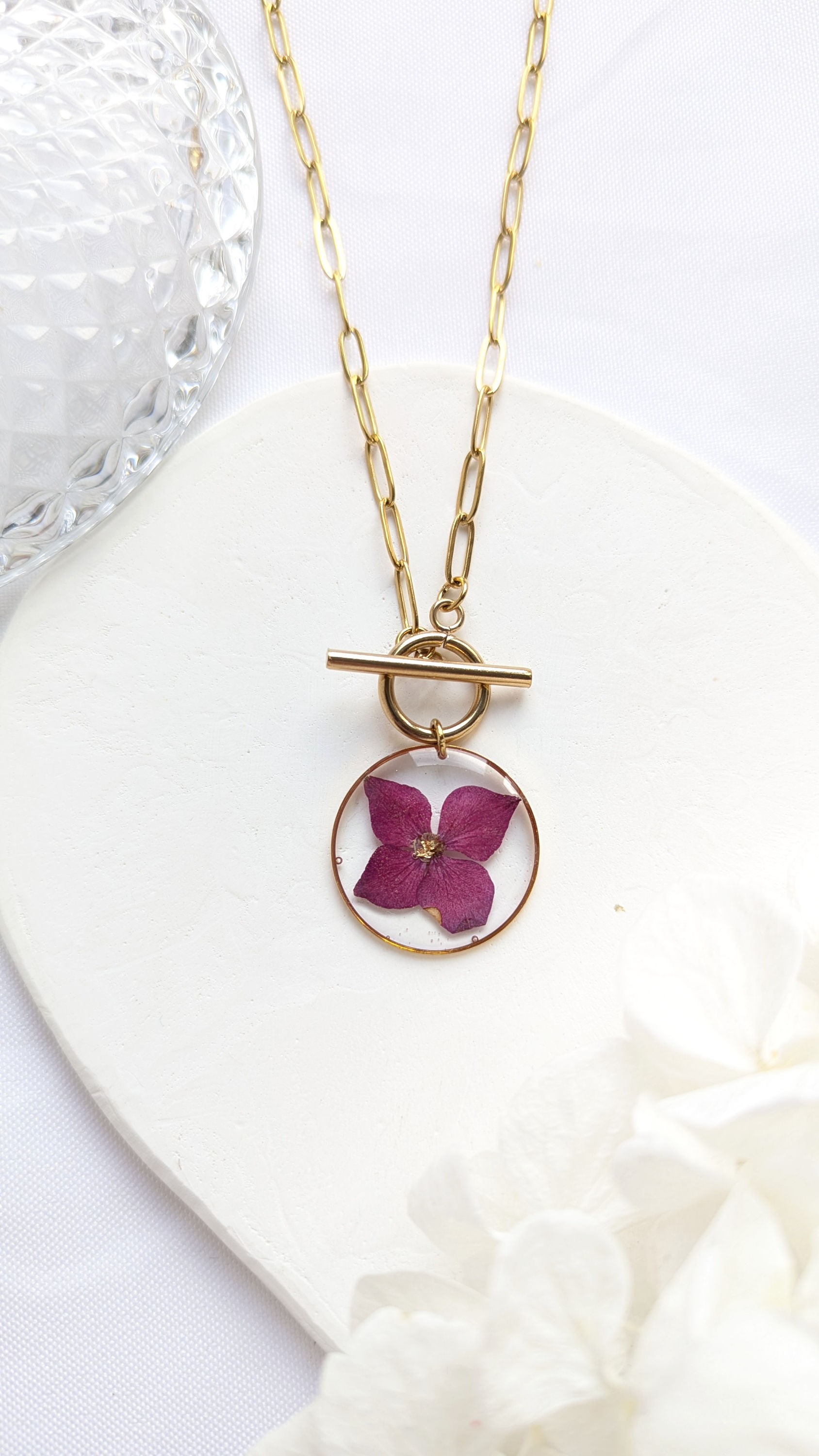 Collier ras du cou Hortensia violet fermoir T