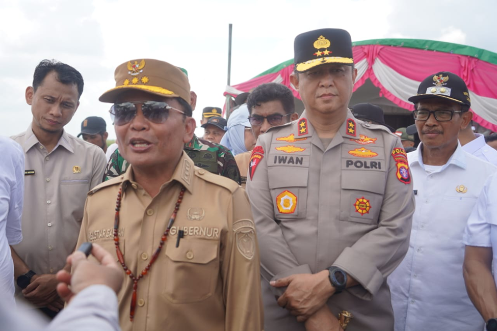 Gubernur Kalteng H. Agustiar Sabran saat diwawancarai awak media di sela-sela menghadiri Gerakan Tanam Padi Secara Serentak