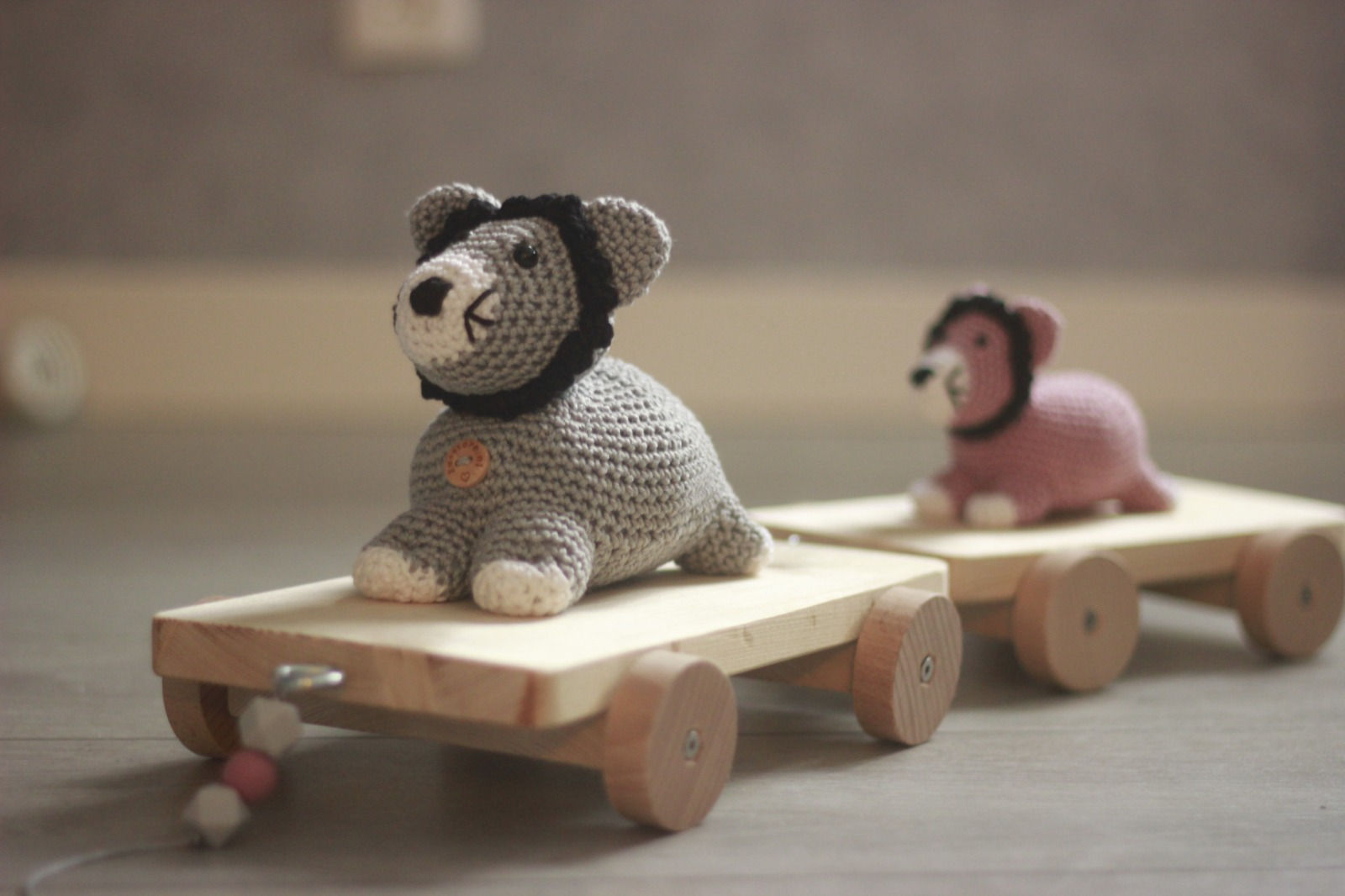 Karretje Leeuw. grijs/oudroze.