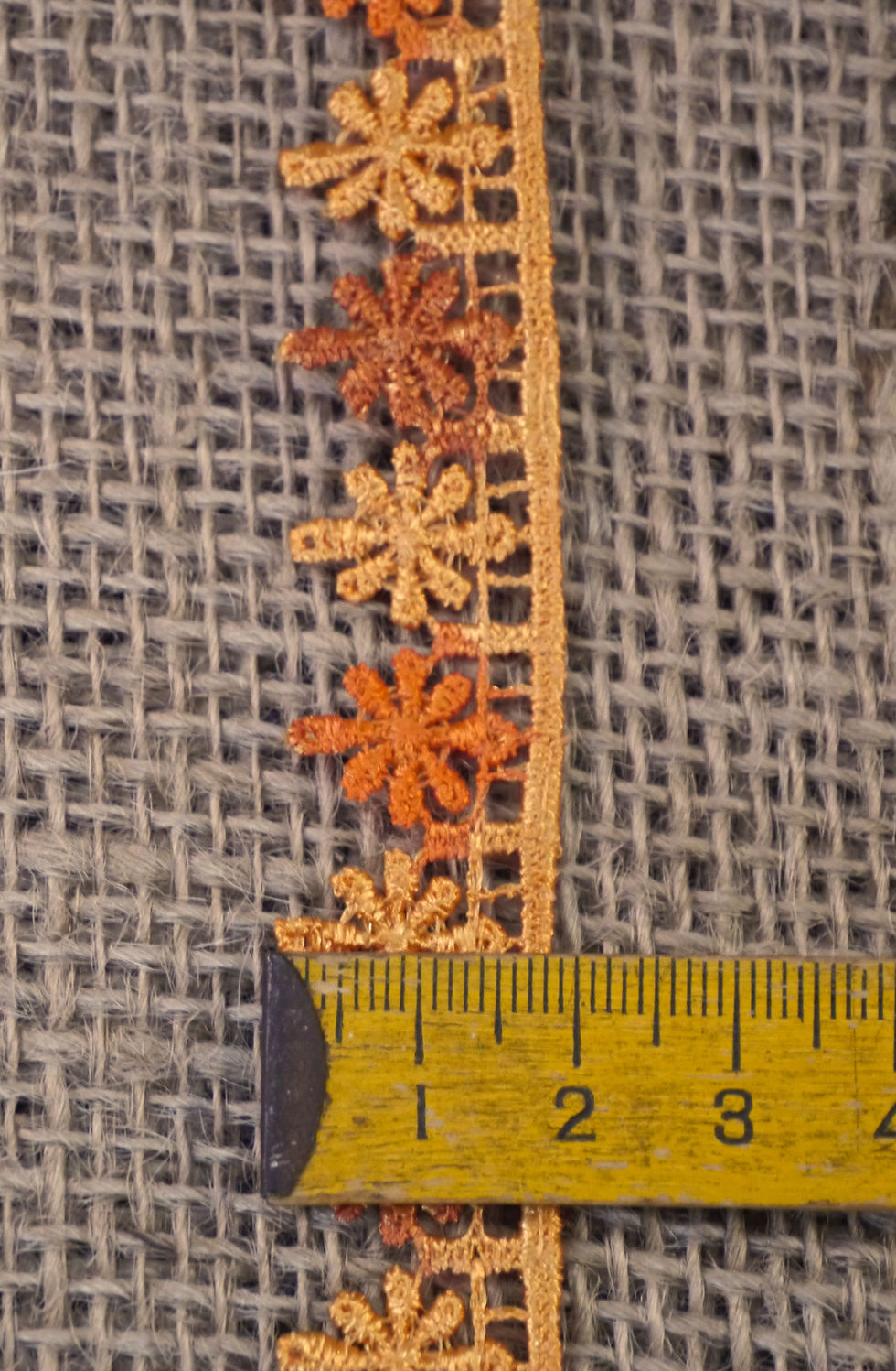 Thumbnail: Delicate Daisy Design Variegated Lace M207