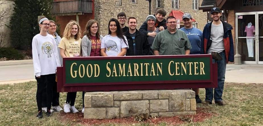teens%20volunteer%20good%20sams_edited.j