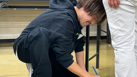 鶴岡市中央公民館の秋季講座にて足の健康教室を担当するB-CHANGE武田のフットプリント採取風景