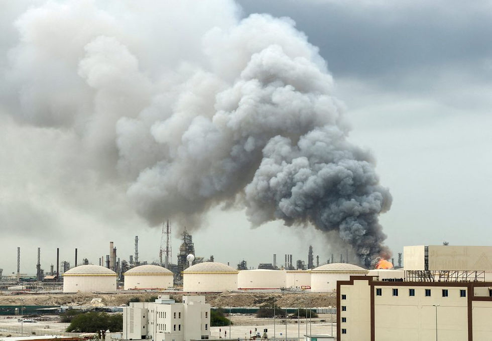 Asap membubung selepas serangan ke atas Penapisan Minyak Bapco di Bahrain baru-baru ini. Serangan kinetik ke atas tiga pusat data Amazon Web Services (AWS) di UAE dan Bahrain juga berlaku. – REUTERS