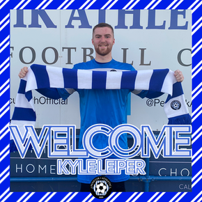 Kyle Leiper signs