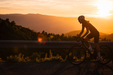 Rennradfahrerin im Sonnenuntergang auf Sardinien. Aufnahmen für Bikeholiday / Scott Sports