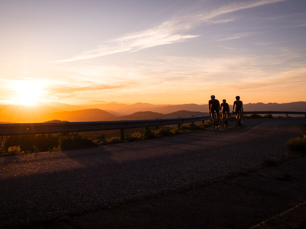 Sonnenuntergang Sardinien. Landstrasse mit Panorama blick über die Bergketten. Aufnahmen für Bikeholiday