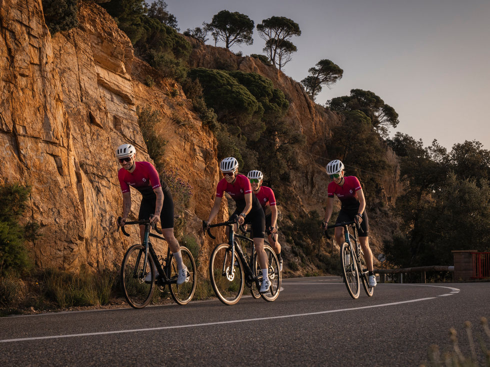 Costa Brava Rennrad. Rennradfahrer auf Küstenstraße bei Sonnenaufgang. Aufnahmen für Bikeholiday.