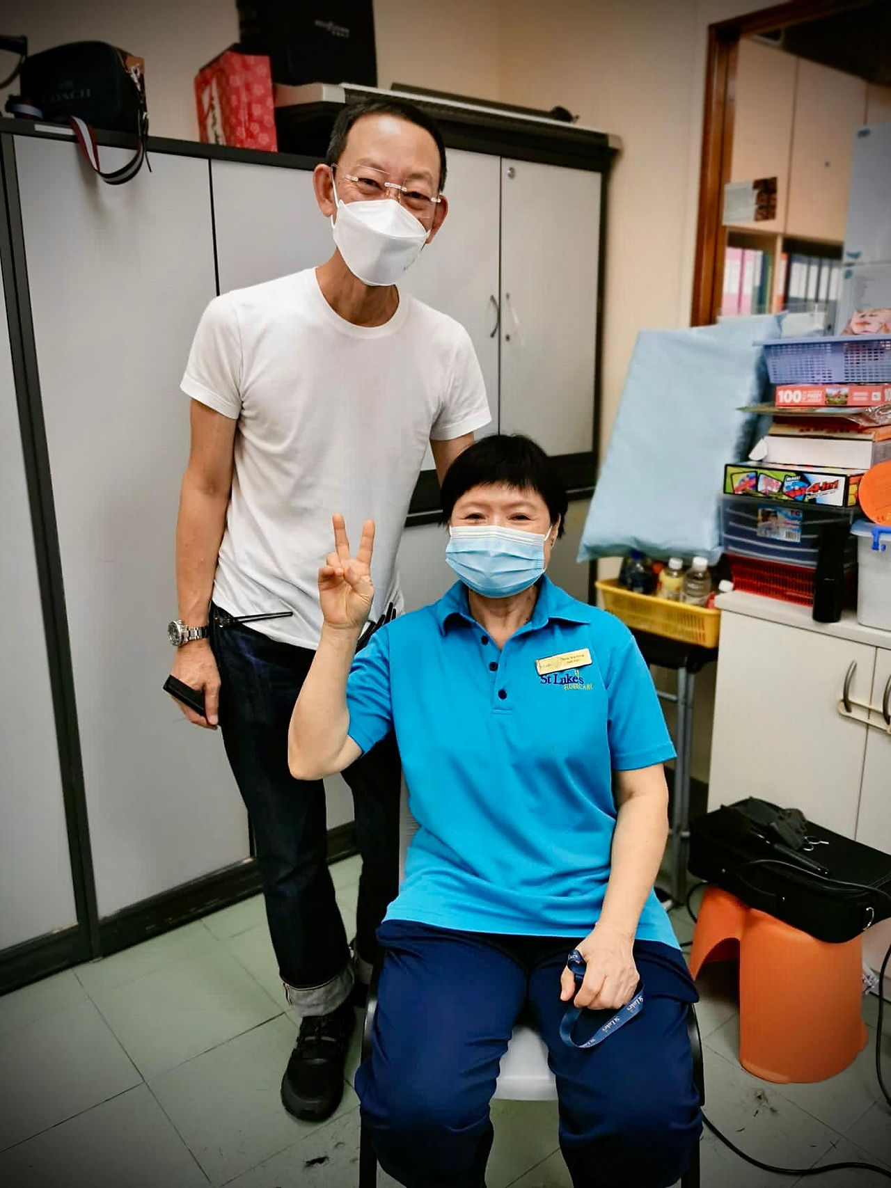 Quester Ng and Volunteer