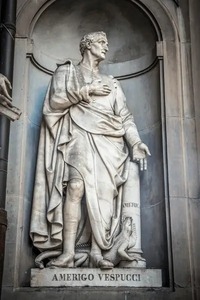 Estatua de Amerigo Vespucci en Florencia, Italia
