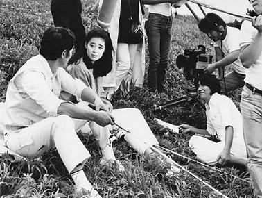 星野知子(右)と中村敦夫(左)。ドラマ「妻は霧の中へ」の撮影風景