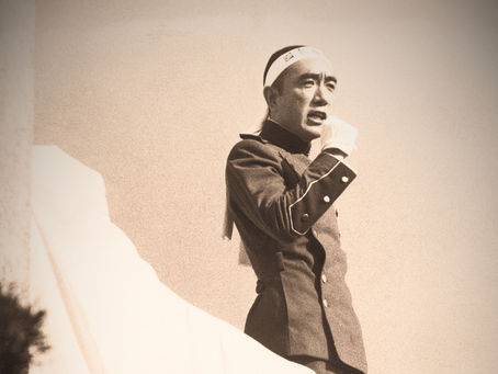 当時の防衛庁市ヶ谷駐屯地に乱入、演説する三島由紀夫（1970年11月25日）