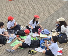 ילדים ביפן אוכלים ארוחה קלה לפני כניסה לאקווריום באוסאקה