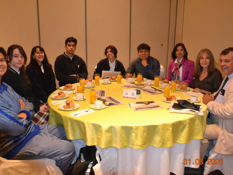 Estudiantes del Colegio Almenar participan en relevante conversatorio sobre descentralización regional
