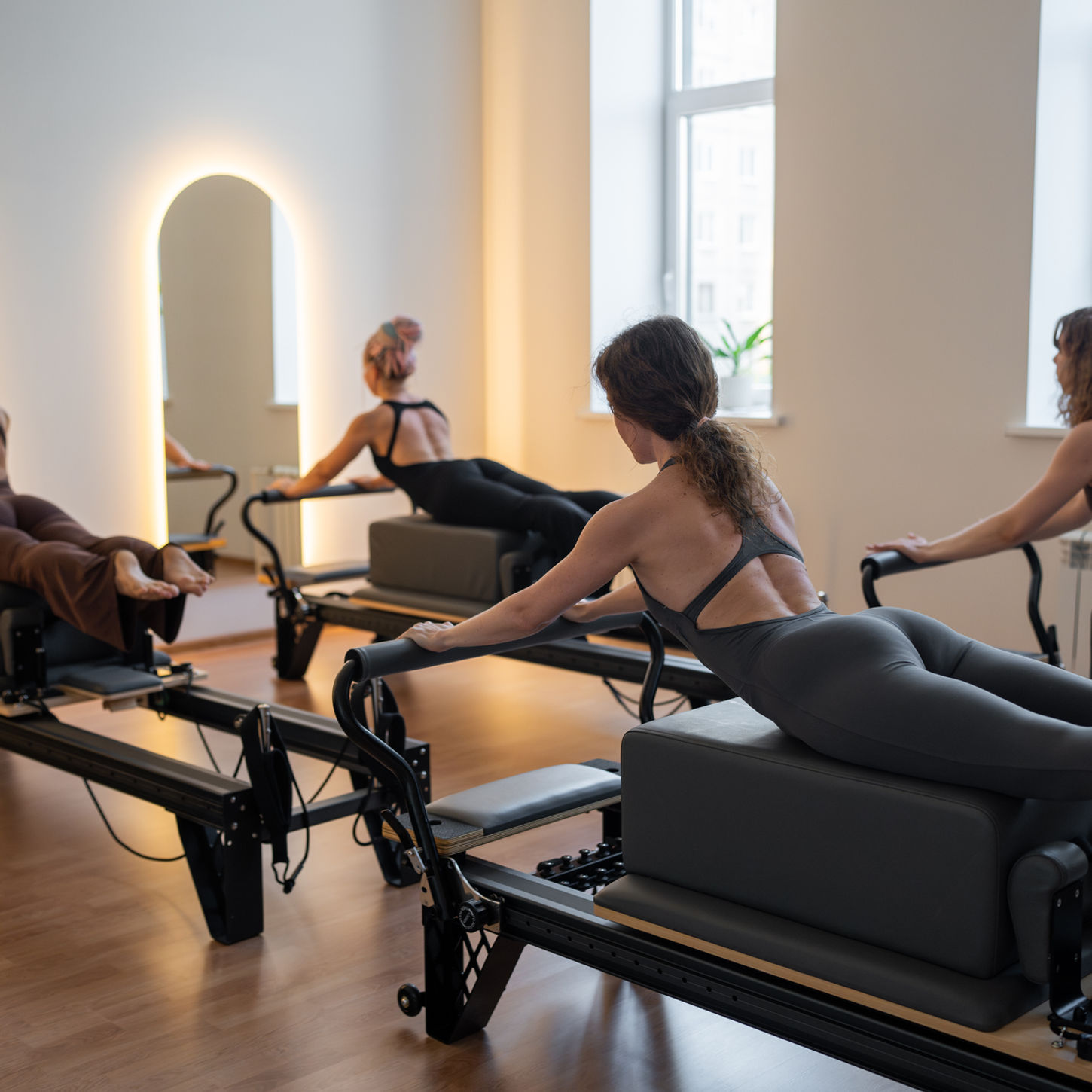 Lezione di Pilates Reformer sui macchinari dedicati presso Fitgirl a Bolzano
