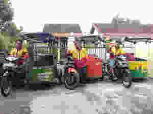 Tiga armada Grab Bike dan tiga pengendara berpose