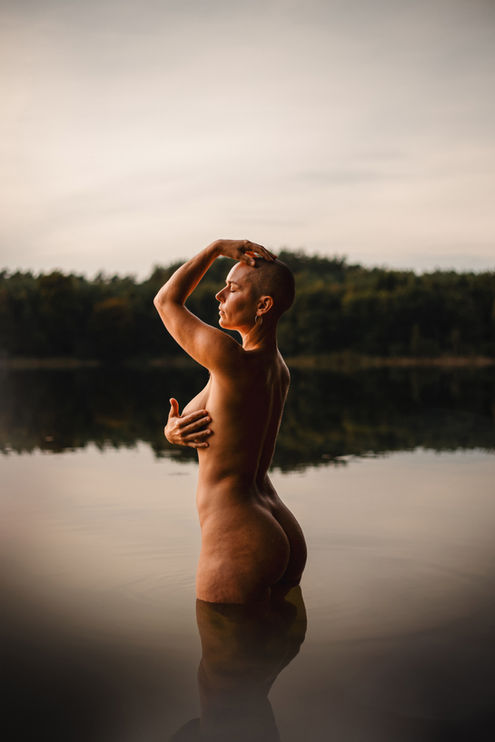 Ästhetische Teilakt-Fotografie mit sinnlicher Lichtstimmung – kunstvolle Porträtaufnahme mit Fokus auf Eleganz und Ausdruck.