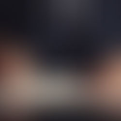 Homem de terno assinando documento sobre mesa com caneta, representando formalização ou contrato. Logotipo Barreto Contabilidade no canto.