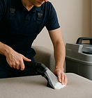 Técnico limpando sofá cinza claro.png