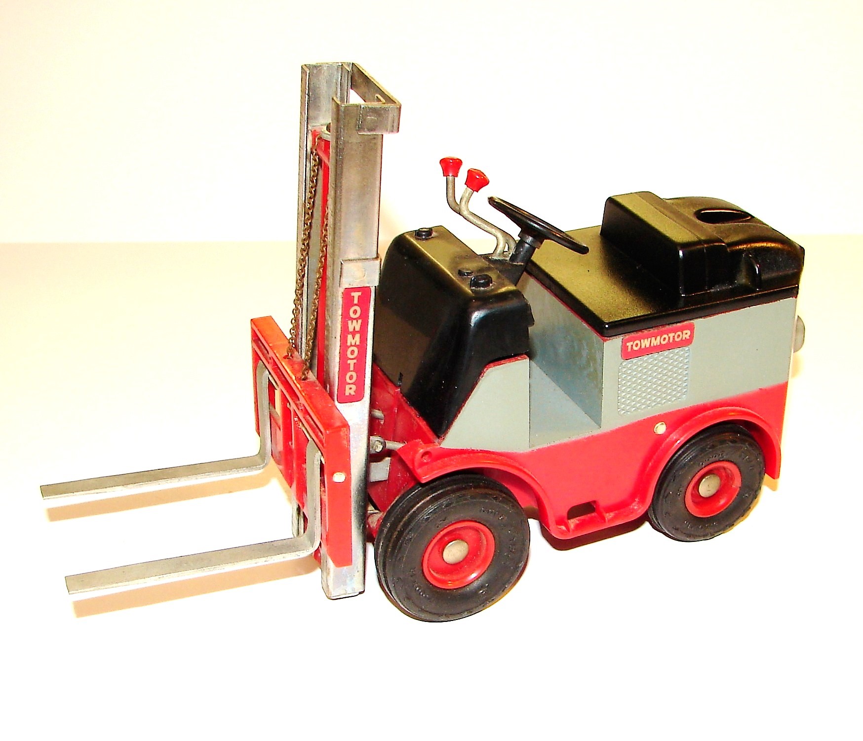 White towmotor - red