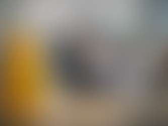 Treballador patint una caiguda a la feina, exemple d’accident laboral per risc de relliscada