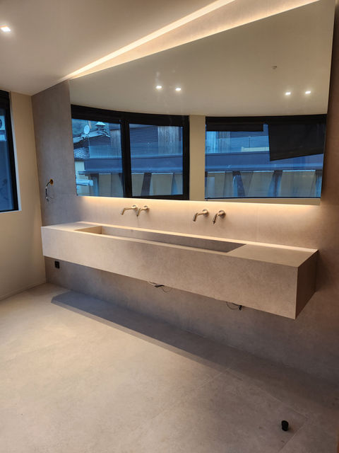 Iluminación y sanitarios de los baños