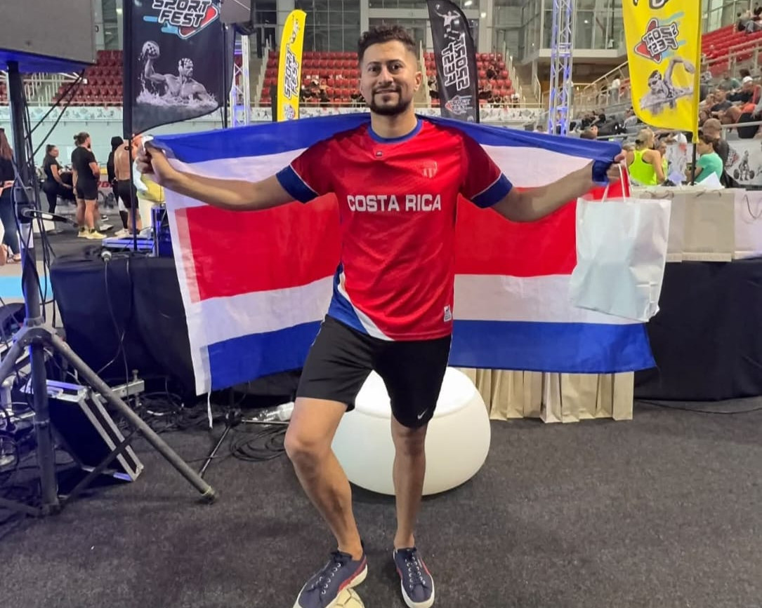 El costarricense consiguió la medalla de plata en una competencia internacional, pero continúa buscando apoyo económico para viajar a México y disputar el clasificatorio al Mundial de Freestyle.