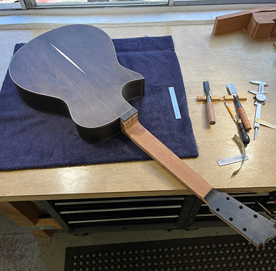 Construcción of finest classical and acoustic guitars