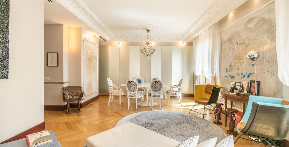 Salon et salle-à-manger réunis. Enfilade de rangements revêtus d'un polymiroir sablé. Pour la fluidité des volumes, Jérôme Caramalli architecte d'intérieur chez Casavog a volontairement décloisonné pour créer un espace de vie spacieux.