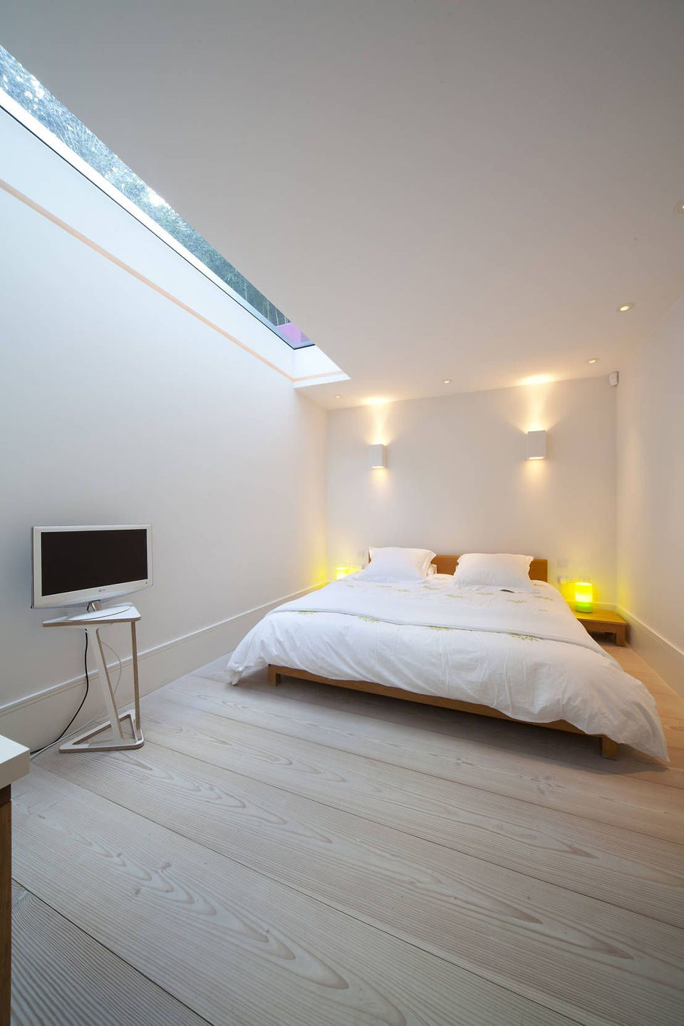 Pour cette chambre sans fenêtre, la lumière est captée du plafond et transmet une lumière diffuse pour une ambiance contemporaine. Réalisation délicate pensée par l'architecte d'intérieur concernant les proportions techniques plafond et alumière zénithale..