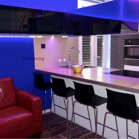 Rénovation au confort actuel dans un esprit convivial pour de la location étudiants. Espace cuisine et salon réunis et des rangements organisés avec un meuble en hauteur vitré dans les tons de noir. Jérôme Caramalli - architecture d'intérieur et Maîtrise d'oeuvre.