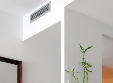 Modèle classique de grille pour une climatisation gainable dans un faux-plafond, solution idéale pour une rénovation globale.