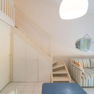 Avant travaux : Escalier et placards.