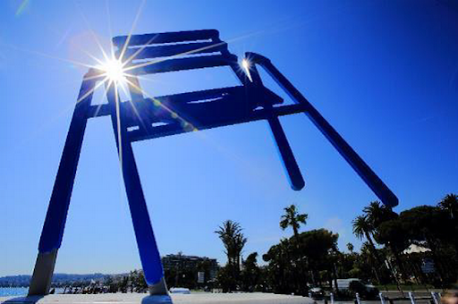 Chaise Bleue de Sabine Géraudie devenue un des symboles de la Promenade des Anglais.
