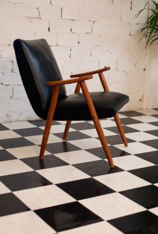 Fauteuil des années 50 en simili cuir.