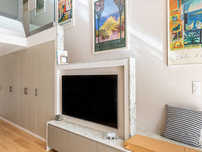 Escalier dissimulé par le dressing et la partie basse de l'escalier occupée par le téléviseur.