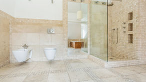 La pierre naturelle pour une salle de bain