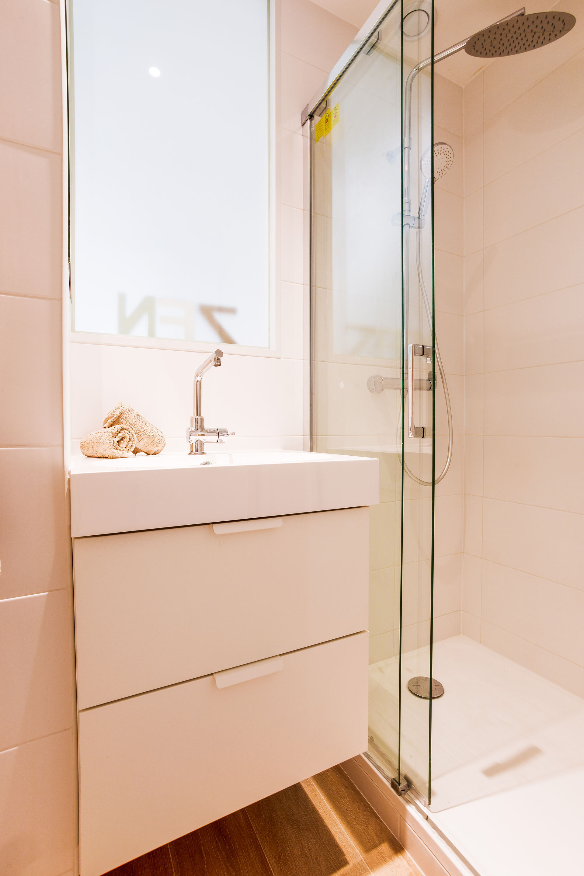 Salle d'eau avec meuble de toilette et vasque porcelaine.