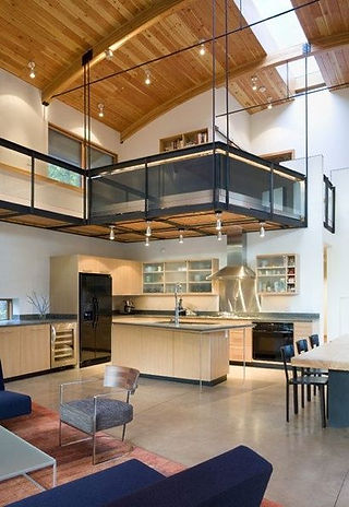 Mezzanine suspendue dans le vide et située au dessus du plan de travail de la cuisine. Donc une contrainte mininme de hauteur sous-plafond.