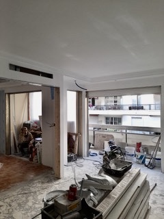 En cours de travaux. Sur le côté gauche, avant la cuisine qui va devenir la chambre à coucher.