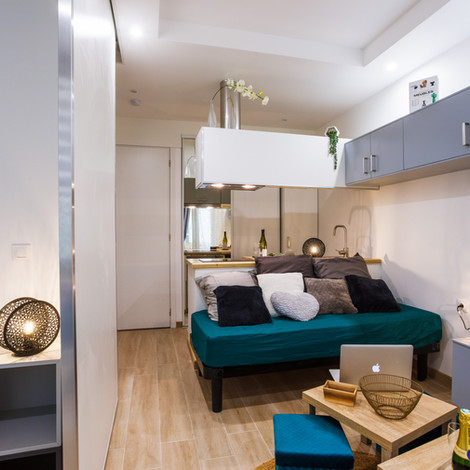 Dans 26m2 un studio transformé en deux pièces, pour un investissement locatif. Cloison à galandage qui permet d'agrandir l'espace en journée. Décoration scandinave dans des tons de gris et bleu canard. Conception l'Agence Casavog' à Nice.