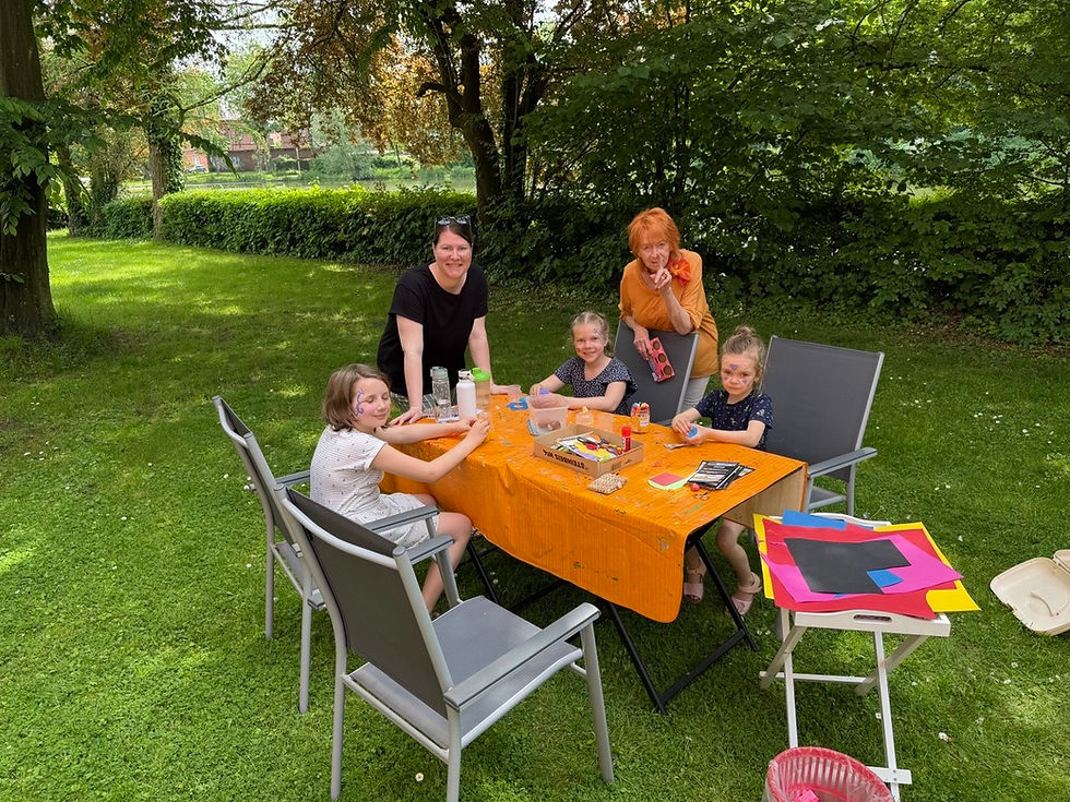 Kinderschminken im Garten der Familienbildungsstätte